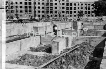 Construction of the Hutnicze Estate. Mid-1950s.

Budowa Osiedla Hutniczego, połowa lat 50. XX w.

Photo by Wiktor Pental/idealcity.pl
