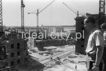 Construction of the Stalowe Estate; in the background: Willowe Estate. 1950s.

Budowa Osiedla Stalowego, w tle Osiedle Willowe, lata 50. XX w.

Photo by Henryk Makarewicz/idealcity.pl
