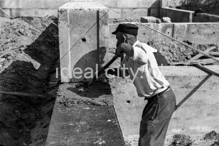 Construction of the Hutnicze Estate. Mid-1950s.

Budowa Osiedla Hutniczego, połowa lat 50. XX w.

Photo by Wiktor Pental/idealcity.pl

