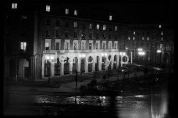 Nocna iluminacja Nowej Huty. Plac Centralny, widok na arkady Osiedla Centrum C.  Początek lat 60. XXw. 


fot. Wiktor Pental/idealcity.pl

