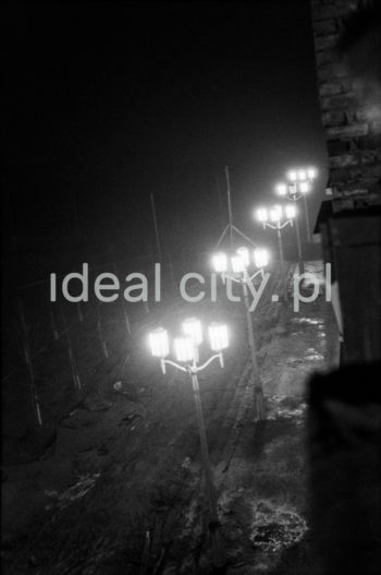 Nocna iluminacja Nowej Huty. Plac Centralny od strony Osiedla Centrum D.

fot. Wiktor Pental/idealcity.pl

