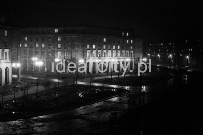 Night lights in Nowa Huta. Plac Centralny, view towards the gallery on the Centrum B Estate. On the left: fragment of the Centrum C Estate, further on the Centrum A Estate.

Nocna iluminacja Nowej Huty. Plac Centralny, widok na arkady Osiedla Centrum B.  Po lewej fragment Osiedla Centrum C, w głębi Centrum A.

Photo by Wiktor Pental/idealcity.pl

