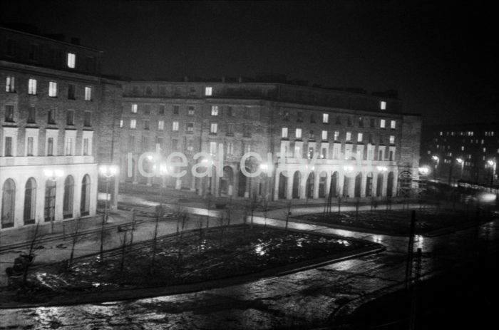 Night lights in Nowa Huta. Plac Centralny, view towards the gallery on the Centrum B Estate. On the left: fragment of the Centrum C Estate, further on the Centrum A Estate. Early 1960s.

Nocna iluminacja Nowej Huty. Plac Centralny, widok na arkady Osiedla Centrum B.  Po lewej fragment Osiedla Centrum C, w głębi Centrum A. Początek lat 60. XX w. 

Photo by Wiktor Pental/idealcity.pl

