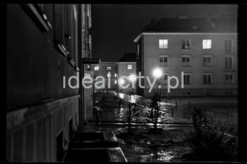 Nocna iluminacja Nowej Huty. Osiedle Wandy. Początek lat 60. XXw.

fot. Wiktor Pental/idealcity.pl

