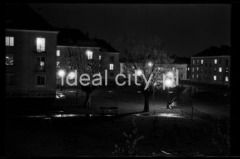 Nocna iluminacja Nowej Huty. Osiedle Wandy. Początek lat 60. XXw. 


fot. Wiktor Pental/idealcity.pl

