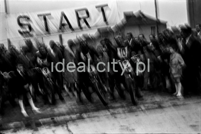 Contestants in a motorbike race organised by the Nowa Huta Motor Club (later the LOK Motor Training Centre), 1954.

Zawodnicy podczas rajdu motocyklowego zorganizowanego przez nowohucki klub motorowy (późniejszy Ośrodek Szkolenia Motorowego LOK), 1954.

Photo by Wiktor Pental/idealcity.pl

