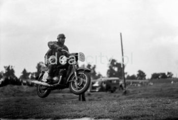 A motorbike race in Nowa Huta Meadows. 1950s.

Zawody motocyklowe na Łąkach Nowohuckich. Lata 50. XX w.

Photo by Wiktor Pental/idealcity.pl

