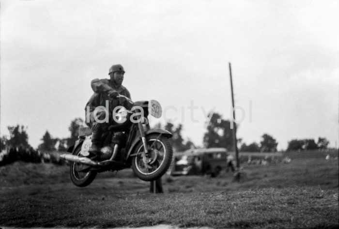 Zawody motocyklowe na Łąkach Nowohuckich. Lata 50. XXw.

fot. Wiktor Pental/idealcity.pl

