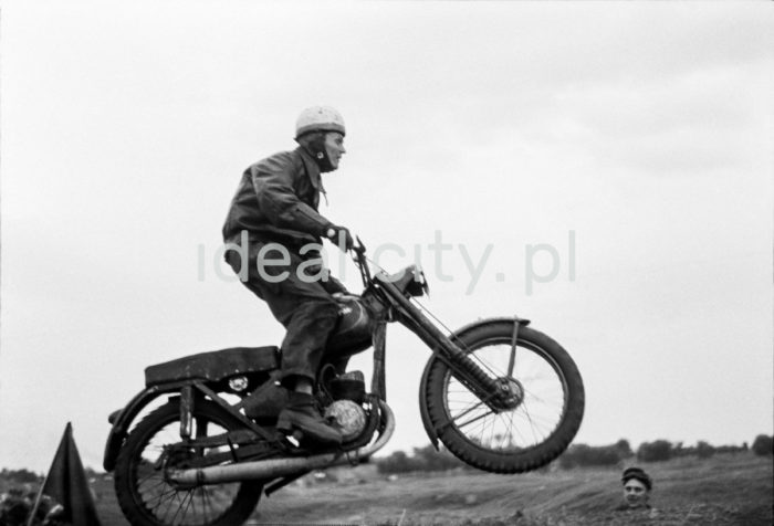 A motorbike race in Nowa Huta Meadows. 1950s.

Zawody motocyklowe na Łąkach Nowohuckich. Lata 50. XX w.

Photo by Wiktor Pental/idealcity.pl

