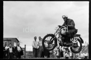 Zawody motocyklowe na Łąkach Nowohuckich. Lata 50. XXw.

fot. Wiktor Pental/idealcity.pl

