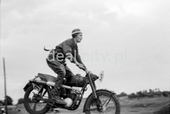 Zawody motocyklowe na Łąkach Nowohuckich. Lata 50. XXw.

fot. Wiktor Pental/idealcity.pl

