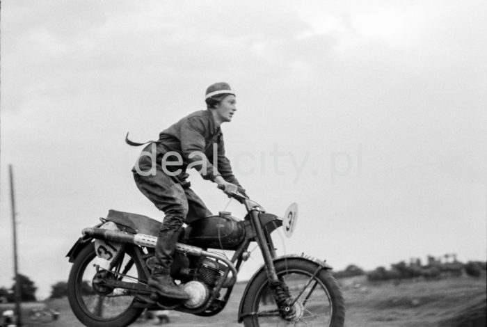 A motorbike race in Nowa Huta Meadows. 1950s.

Zawody motocyklowe na Łąkach Nowohuckich. Lata 50. XX w.

Photo by Wiktor Pental/idealcity.pl

