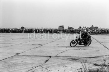 Zawody motocyklowe na pasie dawnego lotniska w Czyżynach. Lata 50. XXw.

fot. Wiktor Pental/idealcity.pl


