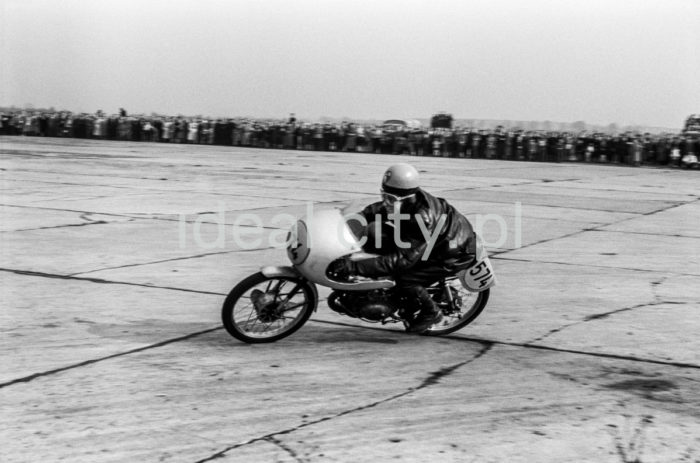 A motorcycle race on the former runway at the airport in Czyżyny. 1950s.

Zawody motocyklowe na pasie dawnego lotniska w Czyżynach. Lata 50. XXw.

Photo by Wiktor Pental/idealcity.pl


