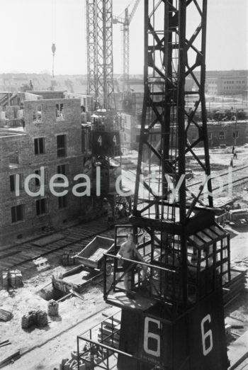 A crane on a building site in Nowa Huta. 1950s.

Dźwig na budowie jednego z nowohuckich osiedli, lata 50.

Photo by Henryk Makarewicz/idealcity.pl