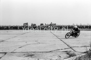 Zawody motocyklowe na pasie dawnego lotniska w Czyżynach. Lata 50. XXw.

fot. Wiktor Pental/idealcity.pl


