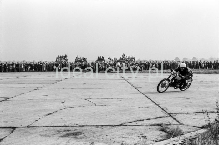 A motorcycle race on the former runway at the airport in Czyżyny. 1950s.

Zawody motocyklowe na pasie dawnego lotniska w Czyżynach. Lata 50. XXw.

Photo by Wiktor Pental/idealcity.pl


