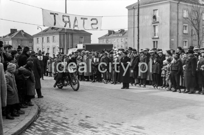 The start of a motorcycle race, Plac Pocztowy. 1950s.

Start zawodów motocyklowych, Plac Pocztowy. Lata 50. XX w.

Photo by Wiktor Pental/idealcity.pl

