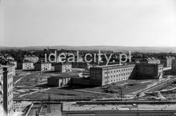 Widok na Osiedle Willowe, od strony budowy Osiedla Hutniczego. w dali Osiedle Młodości oraz Klasztor Cystersów w Mogile, ok. 1954r.

fot. Wiktor Pental/idealcity.pl

