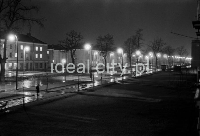 Night lights in Nowa Huta, view from the Wandy Estate towards the Na Skarpie Estate. John Paul II Alley, previously Lenin Alley (1949-58), Igołomska Alley (1958-75), and Rewolucji Kubańskiej Alley (Cuban Revolution Alley, 1975-91). Early 1960s.

Nocna iluminacja Nowej Huty, widok od strony Osiedla Wandy w kierunku Osiedla na Skarpie. Aleja Jana Pawła II, wcześniej Aleja Lenina (1949-1958), ul. Igołomska (1958-1975), ul. Rewolucji Kubańskiej (1975-1991). Początek lat 60. XXw.

Photo by Wiktor Pental/idealcity.pl
