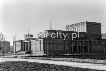 Gmach Teatru Ludowego w Nowej Hucie, wzniesiony w latach 1954-1955 wg projektu architektów Edmunda Dąbrowskiego i Janusza Ingardena, II połowa lat 50. XXw.

fot. Henryk Makarewicz/idealcity.pl

