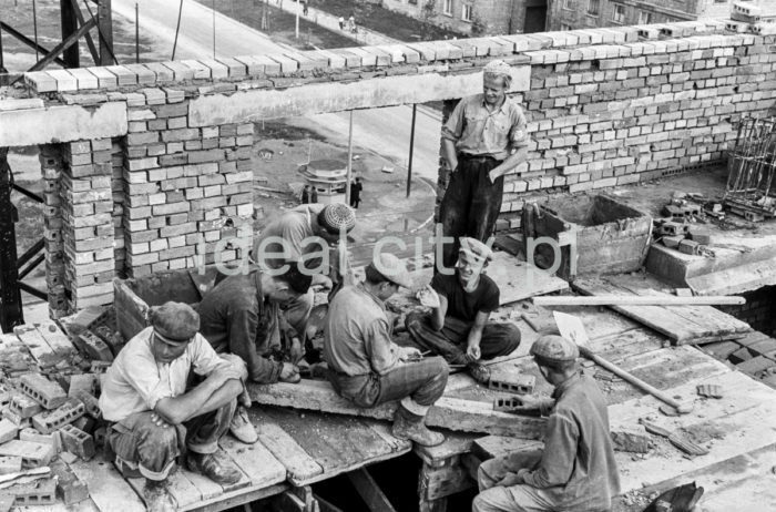 Construction of the Hutnicze Estate. Ca. 1954.

Budowa Osiedla Hutniczego, ok. 1954 r.

Photo by Wiktor Pental/idealcity.pl



