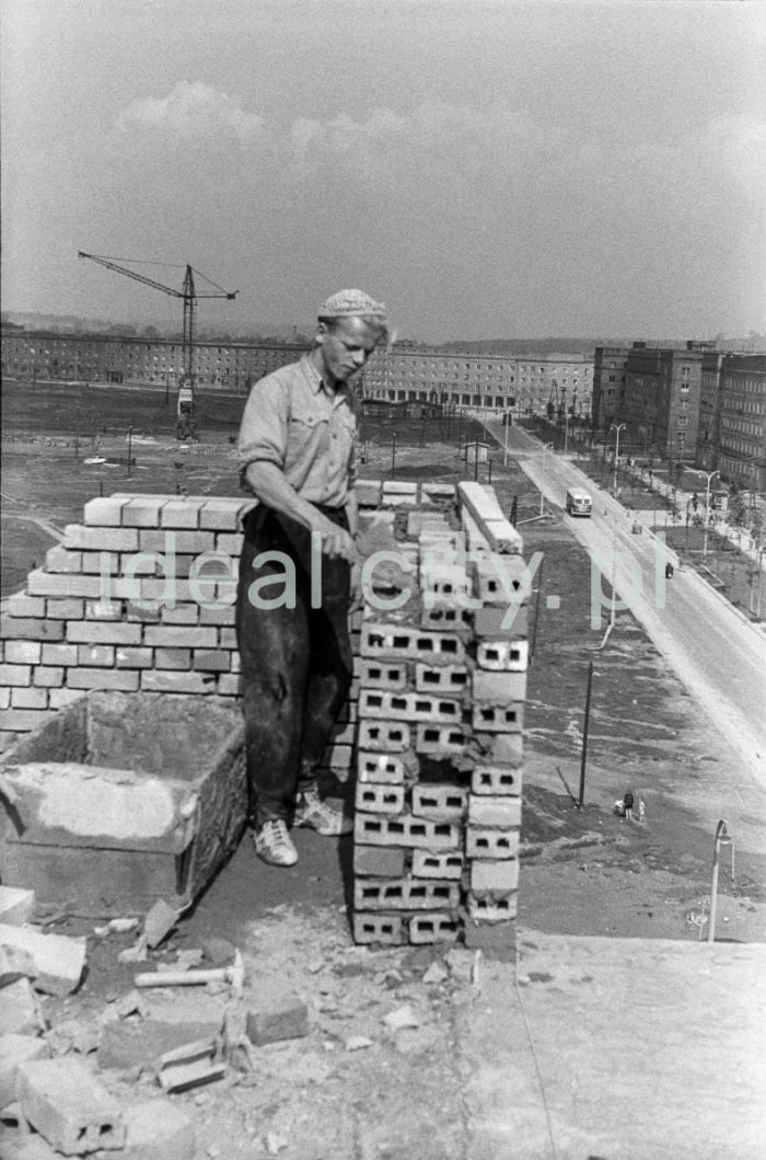 Construction of the Hutnicze Estate, in the background: Zielone Estate. Ca. 1954.

Budowa Osiedla Hutniczego, w tle Osiedle Zielone, ok. 1954 r.

Photo by Wiktor Pental/idealcity.pl


