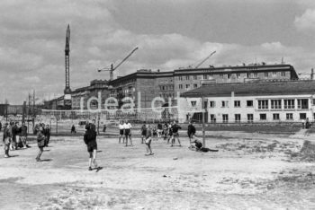 Boisko sportowe przy budynku pierwszego, stacjonarnego kina w Nowej Hucie „Stal”, na osiedlu A-1 Północ (Willowe). Kino działało od 26 lutego 1951 roku. Tutaj miał swoją siedzibę Amatorski Klub Filmowy Nowa Huta. W tle budowa osiedla A-11 (Stalowego) a dalej B-1 (Szkolnego). Po prawej fragment budynku Żłobka nr. 5., lata 50.


fot. Wiktor Pental/idealcity.pl



