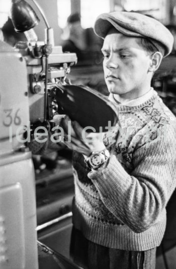 A projectionist, Światowid Cinema. 1950s.

Operator projektora filmowego, Kino Światowid. Lata 50. XX w.

Photo by Henryk Makarewicz/idealcity.pl
