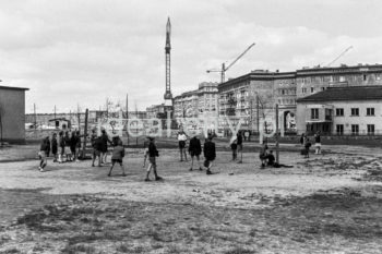 Boisko sportowe przy budynku pierwszego, stacjonarnego kina w Nowej Hucie „Stal”, na osiedlu A-1 Północ (Willowe). Kino działało od 26 lutego 1951 roku. Tutaj miał swoją siedzibę Amatorski Klub Filmowy Nowa Huta. W tle budowa osiedla A-11 (Stalowego) a dalej B-1 (Szkolnego). Po prawej fragment budynku Żłobka nr. 5., lata 50.


fot. Wiktor Pental/idealcity.pl



