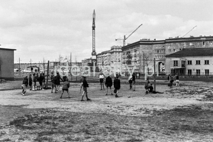A sports field by the first cinema in Nowa Huta – Stal, A-1 Północ (Willowe) Estate. The cinema was opened on 26th February 1951. It was also the seat of the Nowa Huta Amateur Film Club. In the background: construction of the A-11 (Stalowe) and B-1 (Szkolne) Estates. On the right: Nursery no. 5. 1950s.

Boisko sportowe przy budynku pierwszego, stacjonarnego kina w Nowej Hucie „Stal”, na osiedlu A-1 Północ (Willowe). Kino działało od 26 lutego 1951 roku. Tutaj miał swoją siedzibę Amatorski Klub Filmowy Nowa Huta. W tle budowa osiedla A-11 (Stalowego) a dalej B-1 (Szkolnego). Po prawej fragment budynku Żłobka nr. 5., lata 50.

Photo by Wiktor Pental/idealcity.pl



