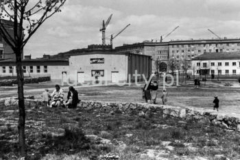 Budynek pierwszego stacjonarnego kina w Nowej Hucie „Stal”, na osiedlu A-1 Północ (Willowe),  wybudowane zostało w 1951 roku. Tutaj miał swoją siedzibę Amatorski Klub Filmowy Nowa Huta. W tle budowa osiedla A-11 (Stalowego) oraz osiedla  B-1 (Szkolne). Widoczny fragment budynku Szkoły Podstawowej nr 83, która wtedy miała w nim swoją siedzibę, obecnie L.O. nr. XVI. W budynku dawnego kina mieści się szkolna sala gimnastyczna, l.50.XX w. Po prawej fragment budynku Żłobka nr. 5.

fot. Wiktor Pental/idealcity.pl

