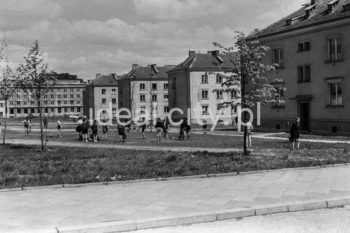 Domy mieszkalne na nowohuckim osiedlu A-1 Północ  (Willowe). Budowę najstarszych osiedli Nowej Huty rozpoczęto w czerwcu 1949 roku właśnie od jej południowo-wschodniej części. Powstały wtedy osiedla A-1 Północ i A-1 Południe (Willowe i Wandy) oraz A-O (Na Skarpie). Autorami projektu urbanistycznego tych osiedli byli: Tadeusz Ptaszycki, Bolesław Skrzybalski, Adam Fołtyn i Zbigniew Sieradzki. Domy budowano wg projektów warszawskiego architekta Franciszka Adamskiego. Osiedle Na Skarpie było wznoszone jako jedno z pierwszych, pod koniec 1949 roku lub na początku 1950 roku. Wczesny okres budowy dotyczył tzw. osiedli peryferyjnych sektora A, charakteryzował się czterospadzistymi dachami (pokrytymi często dachówkami), zabudowa był luźna a budynki wolnostojące. Ogólna koncepcja nawiązywała do stylu osiedli robotniczych z okresu międzywojennego, z tym że wolne przestrzenie wypełnia zieleń. Domy Adamskiego wzniesiono również w następnym roku w części osiedla C-2 Północ (Krakowiaków), koniec l.50.XX w.

fot. Wiktor Pental/idealcity.pl

