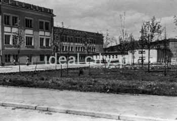 Budynek pierwszego stacjonarnego kina w Nowej Hucie „Stal”, na osiedlu A-1 Północ (Willowe),  wybudowane zostało w 1951 roku. Tutaj miał swoją siedzibę Amatorski Klub Filmowy Nowa Huta. W tle budowa osiedla A-11 (Stalowego) oraz osiedla  B-1 (Szkolne). Widoczny fragment budynku Szkoły Podstawowej nr 83, która wtedy miała w nim swoją siedzibę, obecnie L.O. nr. XVI. W budynku dawnego kina mieści się szkolna sala gimnastyczna, l.50.XX w. 

fot. Wiktor Pental/idealcity.pl





