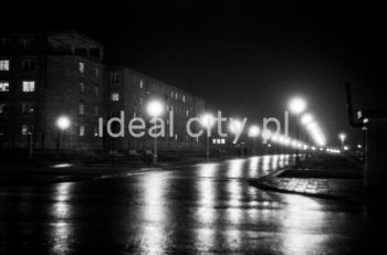 Nocna iluminacja Nowej Huty. Aleja Róż, po lewej Osiedle Górali. Początek lat 60. XXw. 


fot. Wiktor Pental/idealcity.pl

