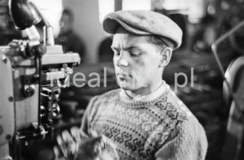 A projectionist, Światowid Cinema. 1950s.

Operator projektora filmowego, Kino Światowid. Lata 50. XX w.

Photo by Henryk Makarewicz/idealcity.pl

