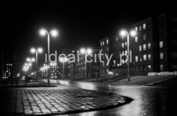 Nocna iluminacja Nowej Huty. Aleja Róż, po prawej Osiedle Urocze, w głębi Osiedla Centrum B i C. 


fot. Wiktor Pental/idealcity.pl

