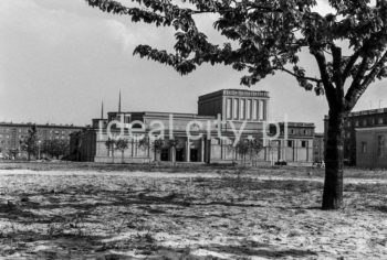 Gmach Teatru Ludowego w Nowej Hucie, wzniesiony w latach 1954-1955 wg projektu architektów Jana Dąbrowskiego i Janusza Ingardena, II połowa lat 50. XXw.

fot. Henryk Makarewicz/idealcity.pl

