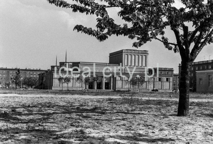 The Ludowy Theatre in Nowa Huta, designed by architects Jan Dąbrowski and Janusz Ingarden and built in 1954-1955. Second half of the 1950s.

Gmach Teatru Ludowego w Nowej Hucie, wzniesiony w latach 1954-1955 wg projektu architektów Jana Dąbrowskiego i Janusza Ingardena, II połowa lat 50. XX w.

Photo by Henryk Makarewicz/idealcity.pl

