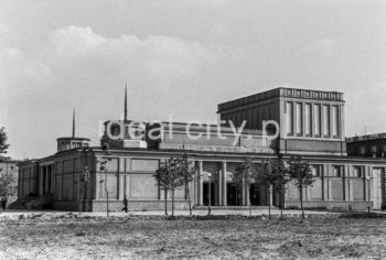 Gmach Teatru Ludowego w Nowej Hucie, wzniesiony w latach 1954-1955 wg projektu architektów Jana Dąbrowskiego i Janusza Ingardena, II połowa lat 50. XXw.

fot. Henryk Makarewicz/idealcity.pl

