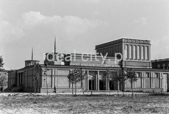 The Ludowy Theatre in Nowa Huta, designed by architects Jan Dąbrowski and Janusz Ingarden and built in 1954-1955. Second half of the 1950s.

Gmach Teatru Ludowego w Nowej Hucie, wzniesiony w latach 1954-1955 wg projektu architektów Jana Dąbrowskiego i Janusza Ingardena, II połowa lat 50. XXw.

Photo by Henryk Makarewicz/idealcity.pl

