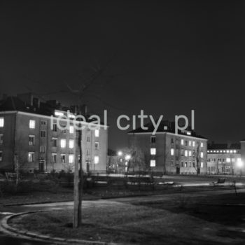 Nocna iluminacja Nowej Huty, Osiedle Wandy. Początek lat 60. XXw.

fot. Wiktor Pental/idealcity.pl
