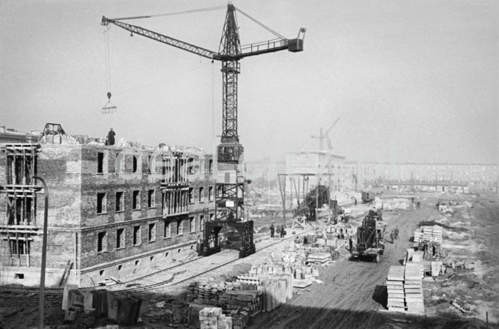 Construction of the Zgody Estate. 1950s. In the background: Górali Estate.

Budowa Osiedla Zgody, lata 50. XX w. W tle Osiedle Górali.

Photo by Wiktor Pental/idealcity.pl