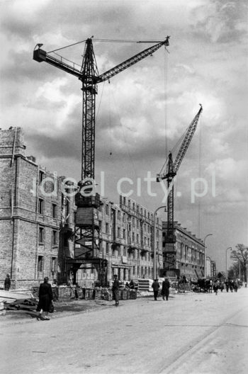Budowa domów mieszkalnych na osiedlu A-31 (Centrum A). Aleja Jana Pawła II, wcześniej Lenina (aleja) (1949-1958), ul. Igołomska (1958-1975), ul. Rewolucji Kubańskiej (1975-1991). 

fot. Wiktor Pental/idealcity.pl

