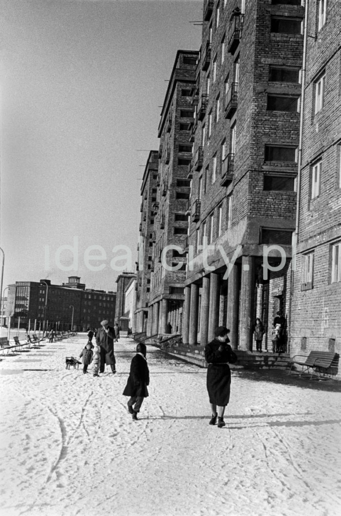 On the right: a residential building on the Urocze (C-33) Estate, Russian Army Steet (now Marszałka Edwarda Rydza-Śmigłego Street); in the background: the Aspirant School of the State Fire Service (with the characteristic tower) on the Zgody (C-32) Estate. Late 1950s or early 1960s.

Po prawej budynek mieszkalny na osiedlu Uroczym (C-33) przy ulicy Armii Radzieckiej (obecnie ul. Marszałka Edwarda Rydza-Śmigłego), w głębi widoczne zabudowania Szkoły Aspirantów Pożarnictwa(z charakterystyczną wieżyczką) na osiedlu Zgody (C-32), koniec l. 50. XX w. lub pocz. l. 60. XX w.

Photo by Henryk Makarewicz/idealcity.pl




