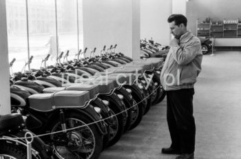 Wnętrze sklepu motoryzacyjnego w tzw. Bloku Szwedzkim na Osiedlu Szklane Domy. Na zdjęciu motyckle SHL.
Lata 60. XXw.

fot. Wiktor Pental/idealcity.pl
