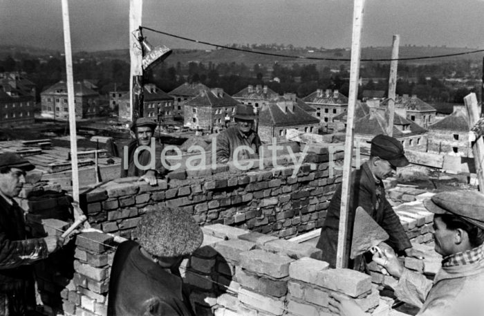 Building houses on the Sportowe Estate. Early 1950s.

Budowa domów na Osiedlu Sportowym. Początek lat 50. XXw.

Photo by Wiktor Pental/idealcity.pl

