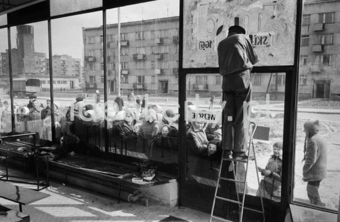 A queue in front of a shopping pavilion (closed) on an estate in Nowa Huta. Possibly one of the groceries in Sector D comprising the following estates: D-31 (Centrum D), D-1 (Spółdzielcze), D-2 (Kolorowe) and D-1 (Spółdzielcze), designed by architects Tadeusz Rembiesa and Bolesław Skrzybalski, built in 1957-69. Most of the buildings were so-called Swedish houses.

Kolejka przed pawilonem handlowym (nieotwartym) na nowohuckim osiedlu. Prawdopodobnie jest to jeden ze sklepów spożywczych w sektorze D z osiedlami: D-31 (Centrum D), D-1 (Spółdzielcze), D-2 (Kolorowe) i D-1 (Spółdzielcze), zaprojektowanymi przez architektów Tadeusza Rembiesę i Bolesława Skrzybalskiego i wybudowanymi w latach 1957-1969.  Większość z nich to tzw. bloki szwedzkie. 

Photo by Henryk Makarewicz/idealcity.pl


