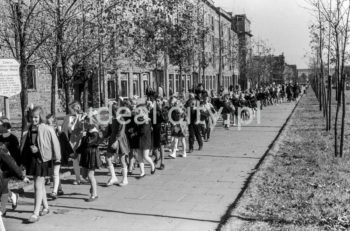 Wycieczka szkolna na Osiedlu Górali, obok dzisiejszego Ośrodka Kultury im. C. K. Norwida. Lata 50. XXw.

fot. Wiktor Pental/idealcity.pl

