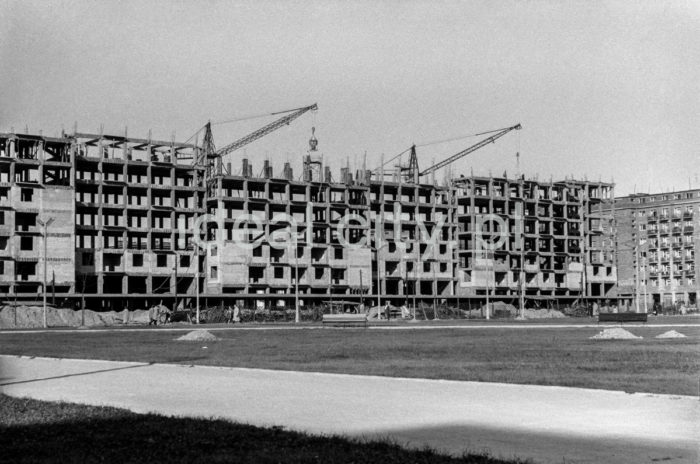 Wznoszenie budynku mieszkalnego na osiedlu C-32 (Zgody). Po przeciwległej stronie był plac, gdzie miał powstać Ratusz Nowej Huty (nie został zrealizowany). Charakterystyczny, modernistyczny budynek zwany „Światem Dziecka” (od nazwy sklepu). Wzniesiono go w latach 1957-1960. Projekt wykonał arch. Edmund Dąbrowski w l.1956-1957, na elewacji od strony Parku charakterystyczny był naprzemienny układ balkonów, wnętrza w pawilonach handlowo-usługowych zaprojektowała Irena Pać-Zaleśna, w tle budynek mieszkalny na osiedlu C-33 (Urocze), koniec lat 50.XX w.


fot. Wiktor Pental/idealcity.pl

